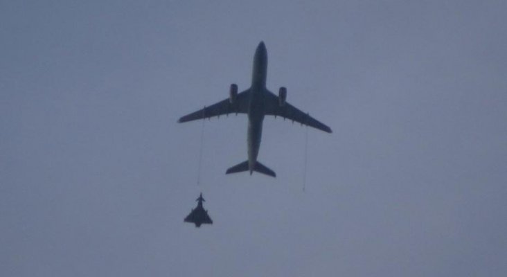 Imagen de un caza británico escoltando al avión