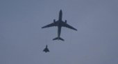 Imagen de un caza británico escoltando al avión