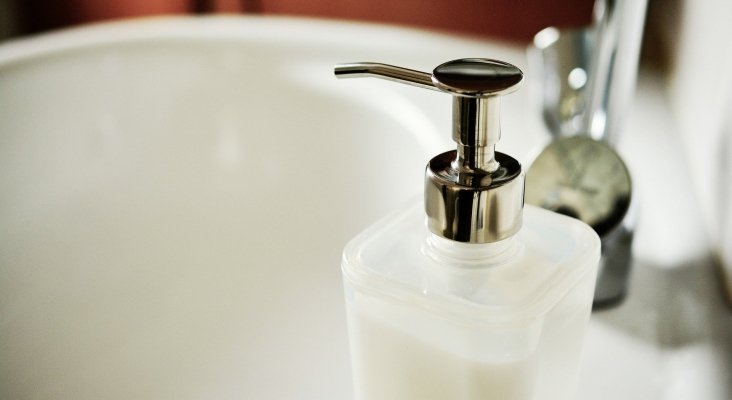 soap dispenser 2337697 1920