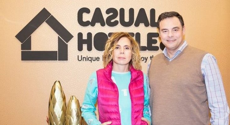 Agatha Ruiz de la Prada, nueva aliada de Casual Hoteles | Foto: La diseñadora con Juan Carlos Sanjuán, fundador de la hotelera