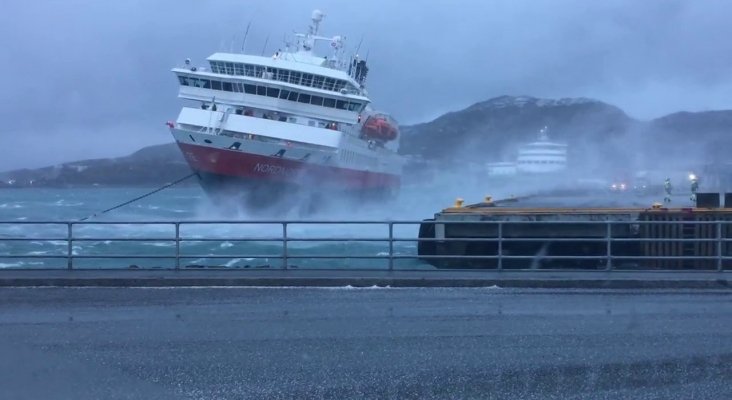 Graban la colisión de crucero de Hurtigruten contra un espigón