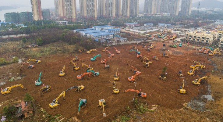 Excavadoras preparando el terreno para el nuevo hospital de Wuhan (China)