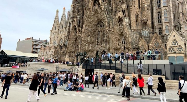 España recibió 84 millones de turistas en 2019, un 1,1% más | Foto: Turistas frente a la Sagrada Familia vía Crónica Global