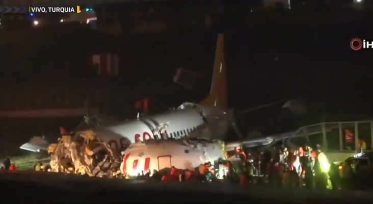Avión se parte en pedazos tras accidentado aterrizaje en Estambul