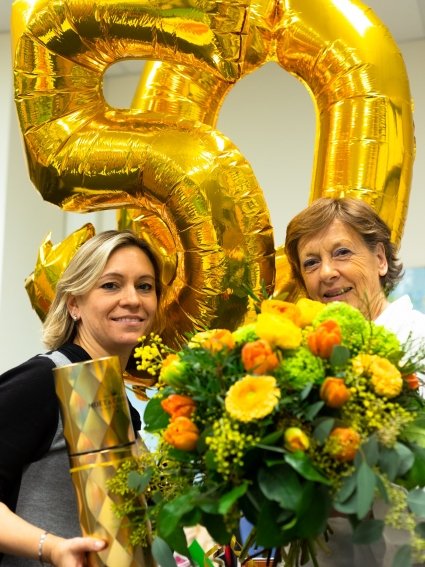 Kollegin und Büroleiterin Sandra Walter überbringt der Jubilarin Gabriele Reminder-Schray Glückwünsche aus der rtk Zentrale (Foto: Bernd Schray) Kollegin und Büroleiterin Sandra Walter überbringt der Jubilarin Gabriele Reminder-Schray Glückwünsche aus der rtk Zentrale (Foto: Bernd Schray)