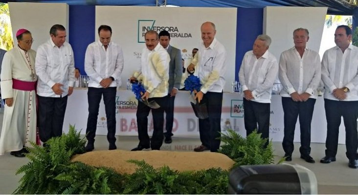 Apple Leisure Group refuerza su presencia en R. Dominicana con dos hoteles nuevos | Foto: Danilo Media, presidente del país caribeño (4º por la izq.)- Bavaro Digital