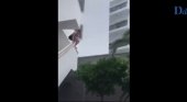 ​Hoteleros de Baleares proponen que los huéspedes firmen un documento de buena conducta | Foto: Turista practica balconing en un hotel de Magaluf (Mallorca)- Diario de Mallorca