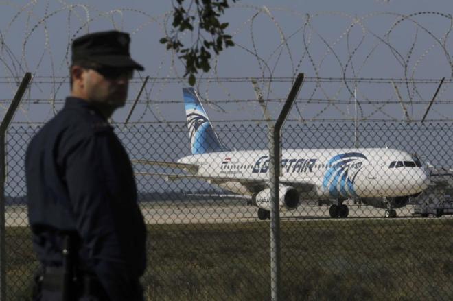 Detenido el secuestrador que mantenía retenido el avión de Egypt Air en Chipre