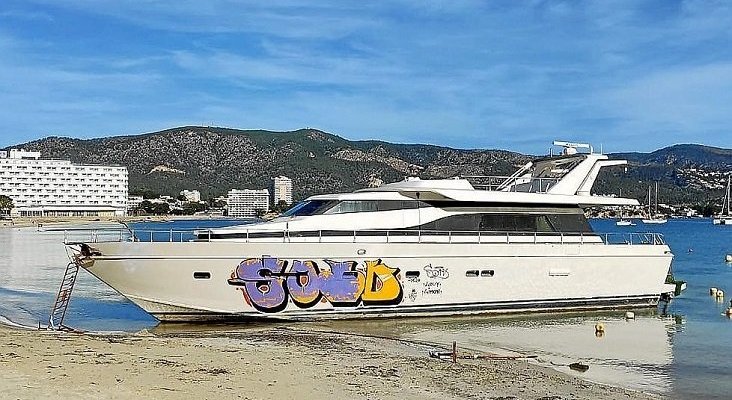 El yate varado en una playa de Mallorca, desde hace casi un año, será retirado | Foto: Última Hora