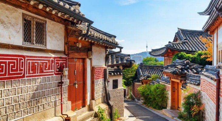 03 SEOUL BUKCHON HANOK VILLAGE shutterstock premier 1342230374