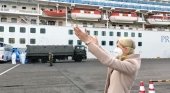 Corazones y besos volados, así recibe la presidenta de Princess a los cruceristas en cuarentena