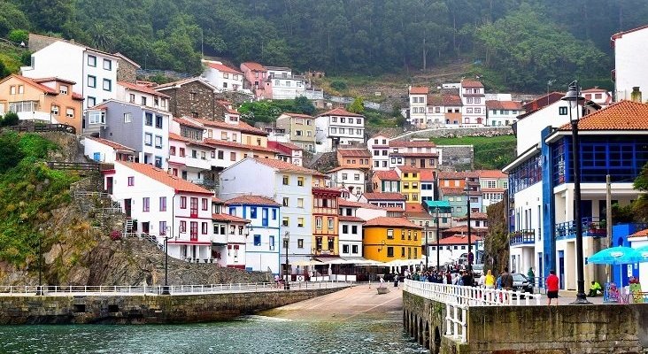 El sector turístico de Asturias dividido por la ecotasa | Foto: Cudillero, Asturias