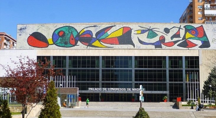 Fachada exterior del Palacio de Congresos y Exposiciones de Madrid, con el mural de Joan Miró  | Foto: Zarateman (CC0 1.0)