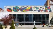 Fachada exterior del Palacio de Congresos y Exposiciones de Madrid, con el mural de Joan Miró  | Foto: Zarateman (CC0 1.0)