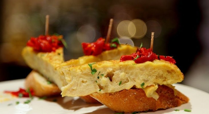 800px Pinchos de tortilla en Barcelona