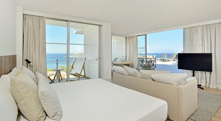 131InnsideCalviaBeach Panoramic Suite Sea View