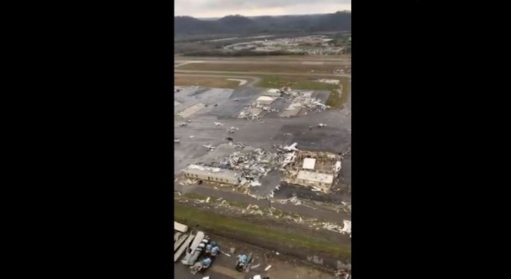 Un tornado destruye el aeropuerto de John C. Tune (Nashville) | Foto: Breaking 911 vía Twitter