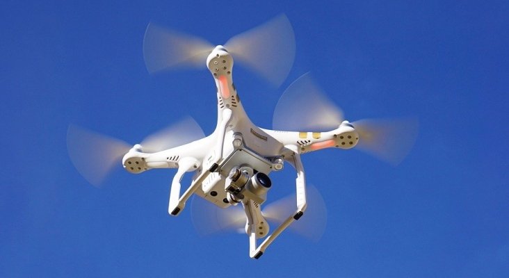 La nueva problemática en los aeropuertos españoles: 1.700 incidentes con drones y punteros láser
