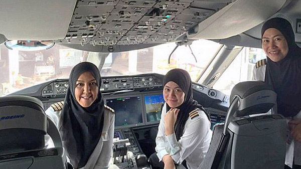 Un vuelo con una tripulación totalmente femenina toma tierra por primera vez en Arabia Saudí