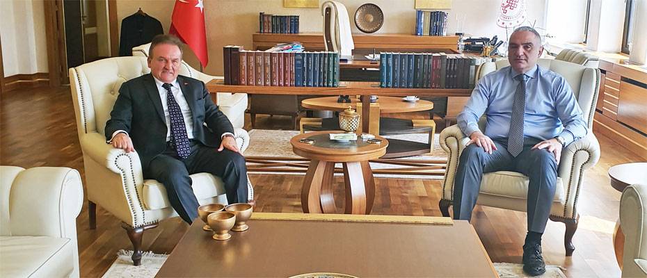 Hüseyin Baraner, fundador de Tourexpi, el ministro de Turismo de Turquía, Nuri Ersoy