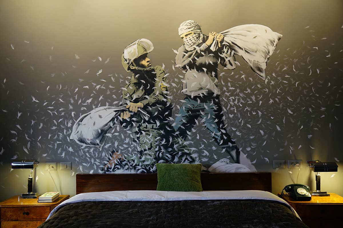 Habitación del hotel en Belén, diseñada por Banksy