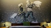 Habitación del hotel en Belén, diseñada por Banksy