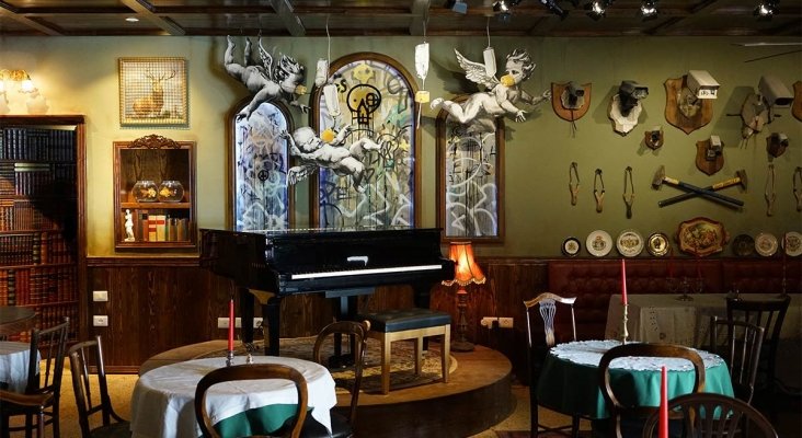 Sala del piano del hotel, decorada con el peculiar estilo del grafitero