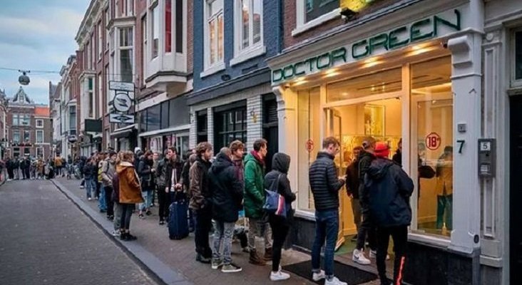 Los holandeses se agolpan en los locales de Cannabis antes de su cierre por el Covid-19 | Foto: AFP vía La República