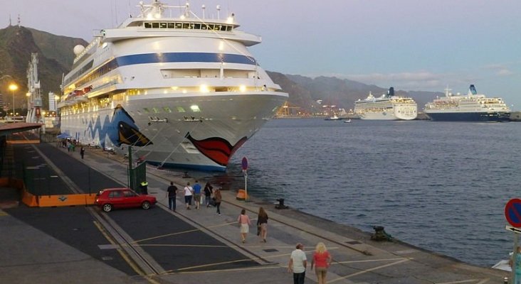 800px Cruceros en el puerto de Santa Cruz de Tenerife