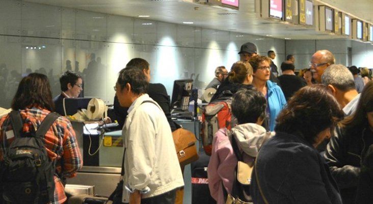 Los 'héroes del éxodo turístico' en los aeropuertos y aviones