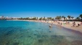 Más de 33.000 turistas regresan a casa desde Lanzarote, en la última semana|Foto: Playa de las Cucharas (Costa Teguise, Lanzarote)
