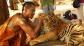 Touroperadores ofrecen alternativa al "selfie con animales" | Monje se saca una foto junto a un tigre