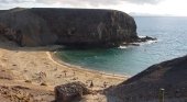 El PIB de Canarias podría precipitarse un 28% por la crisis del coronavirus | Foto: Playa de Papagayo (Lanzarote)- Alquiler de Coches (CC BY 2.0)