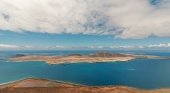 Más de 30 días confinados en La Graciosa: "No es nuestra casa, pero nos sentimos como en ella" | Foto: Vista de La Graciosa desde Lanzarote