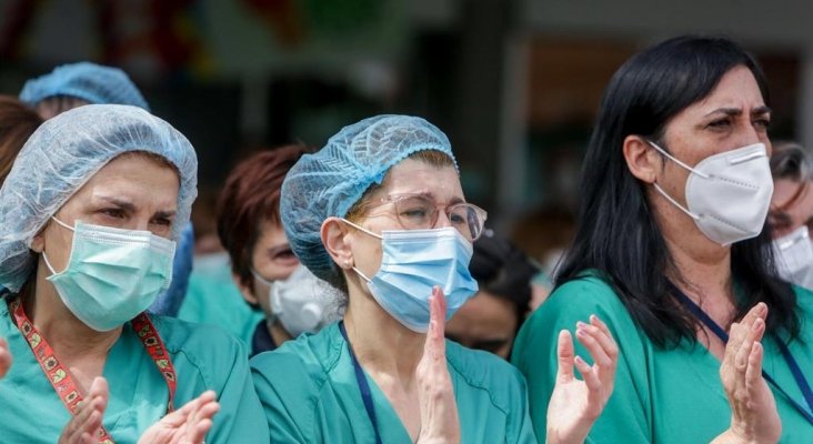 Personal sanitario en el homenaje diario que reciben por parte de la sociedad española