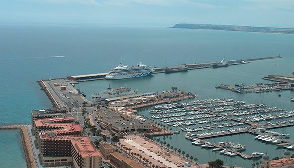 Cae al mar un turista que iba en un crucero rumbo a Alicante