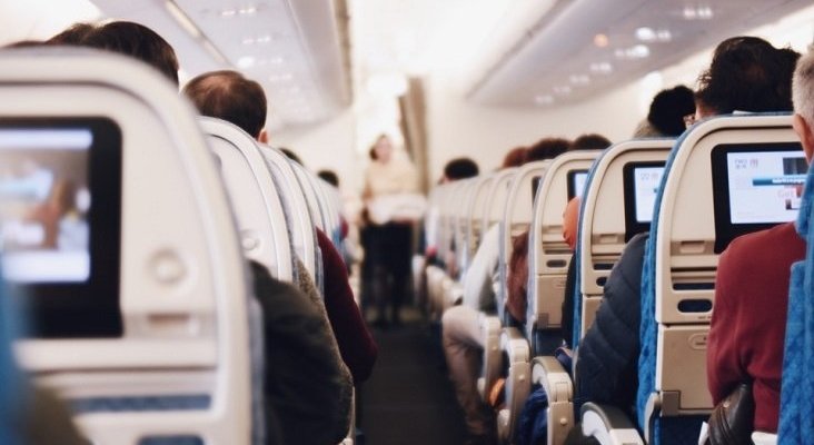 Airbus explica por qué "no es necesario" dejar asientos libres en los aviones