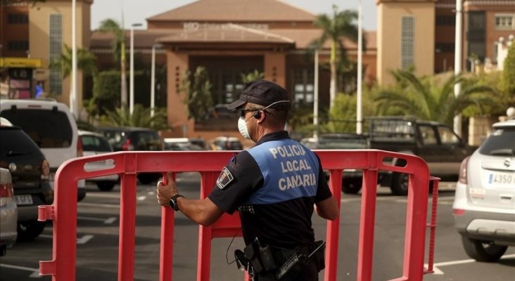 policia coloca una barrera frente hotel h10 costa adeje palace tenerife 1582631804665
