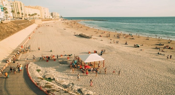 #QuédateEnAndalucía, la campaña para fomentar el turismo autóctono | Foto: Playa de Cádiz