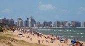 Uruguay planea pasar los festivos a viernes y lunes para impulsar el turismo interno | Foto: Playa Mansa, en Punta del Este - Uruguay