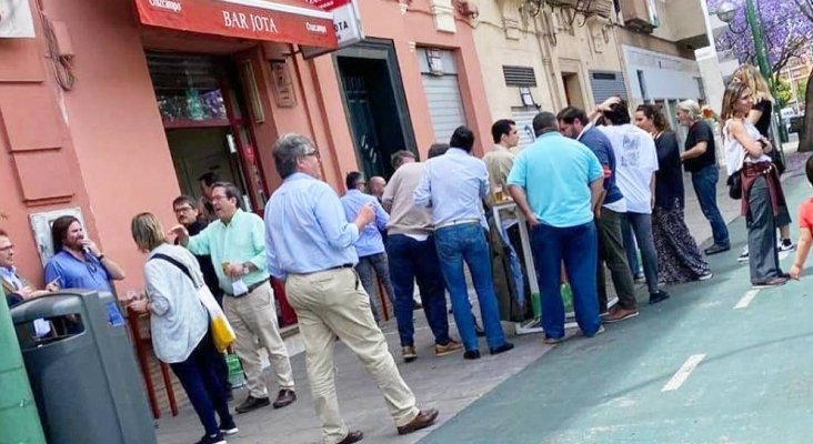 Las aglomeraciones y multas marcan la reapertura de los bares| Foto: El Confidencial