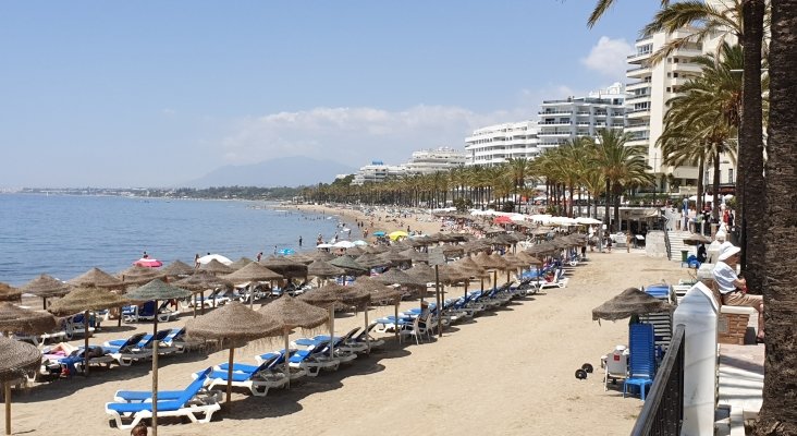 Málaga ofrece un bono turístico de 100 euros a los sanitarios españoles | Playa de la Fontanilla Marbella- Cabeza2000 (CC BY-SA 4.0)