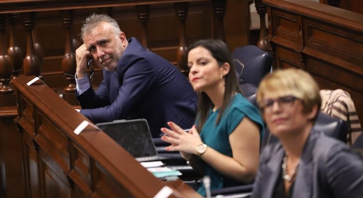 Ángel Víctor Torres, presidente el Gobierno autonómico, y Yaiza Castilla, consejera de Turismo en el Parlamento de Canarias 