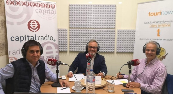 Sergio Moreno, en su visita al programa de Bungalow 103 de Capital Radio, acompañado por Pablo Guillén, director comercial de Hoteles THe y de Ignacio Moll, director del programa
