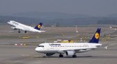 Lufthansa renuncia a 24 'slots' y ocho aviones para ser rescatada por Alemania