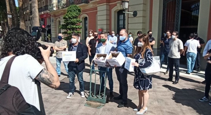 Los hosteleros de Murcia entregan las llaves de sus locales ante la falta de medidas |Foto: HOSTEMUR Twitter