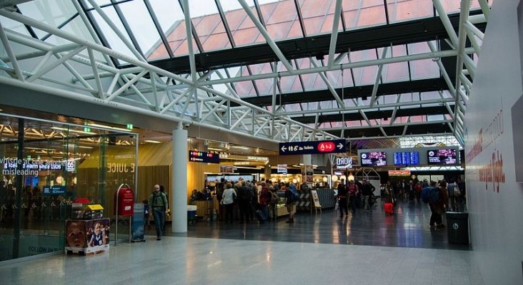 El turista elegirá al llegar a Islandia: test gratis o cuarentena| Foto: Aeropuerto Internacional de Keflavík- Jeff Hitchcock (CC BY 2.0)