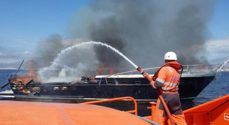 Yate en llamas en Alicante