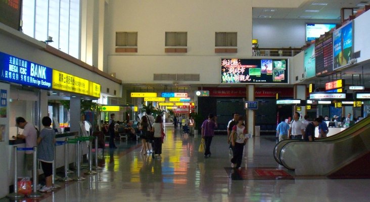 "Fingir viajar al extranjero", el tour que ofrece un aeropuerto de Taiwán | Foto: Aeropuerto de Taipéi Songshan- 玄史生 (CC BY-SA 3.0)