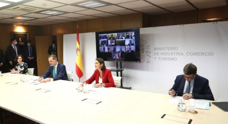 De izq. a dch.: Isabel Oliver, secretaria de Estado de Turismo; el rey Felipe VI; la ministra de Turismo, Reyes Maroto; y el presidente de SEGITTUR, Enrique Martínez